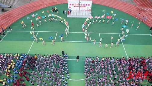 该校在中场休息时间段加设非比赛运动员（24名）和班主任参加的“足球踢准”游戏